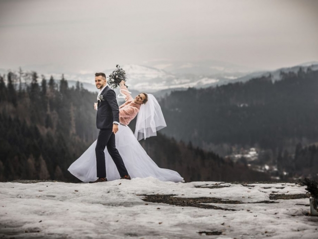 Nevěsta se ženichem - svatba na louce v zimě