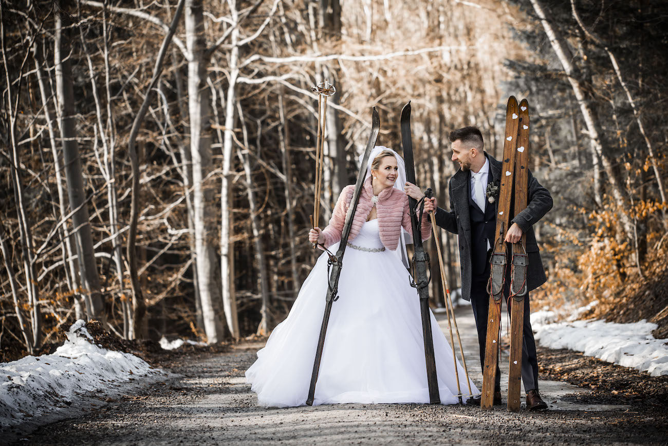 Nevěsta se ženichem - focení v zimě s lyžemi