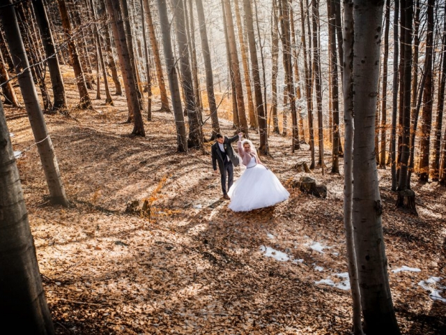 Nevěsta se ženichem v lese - svatba v zimě