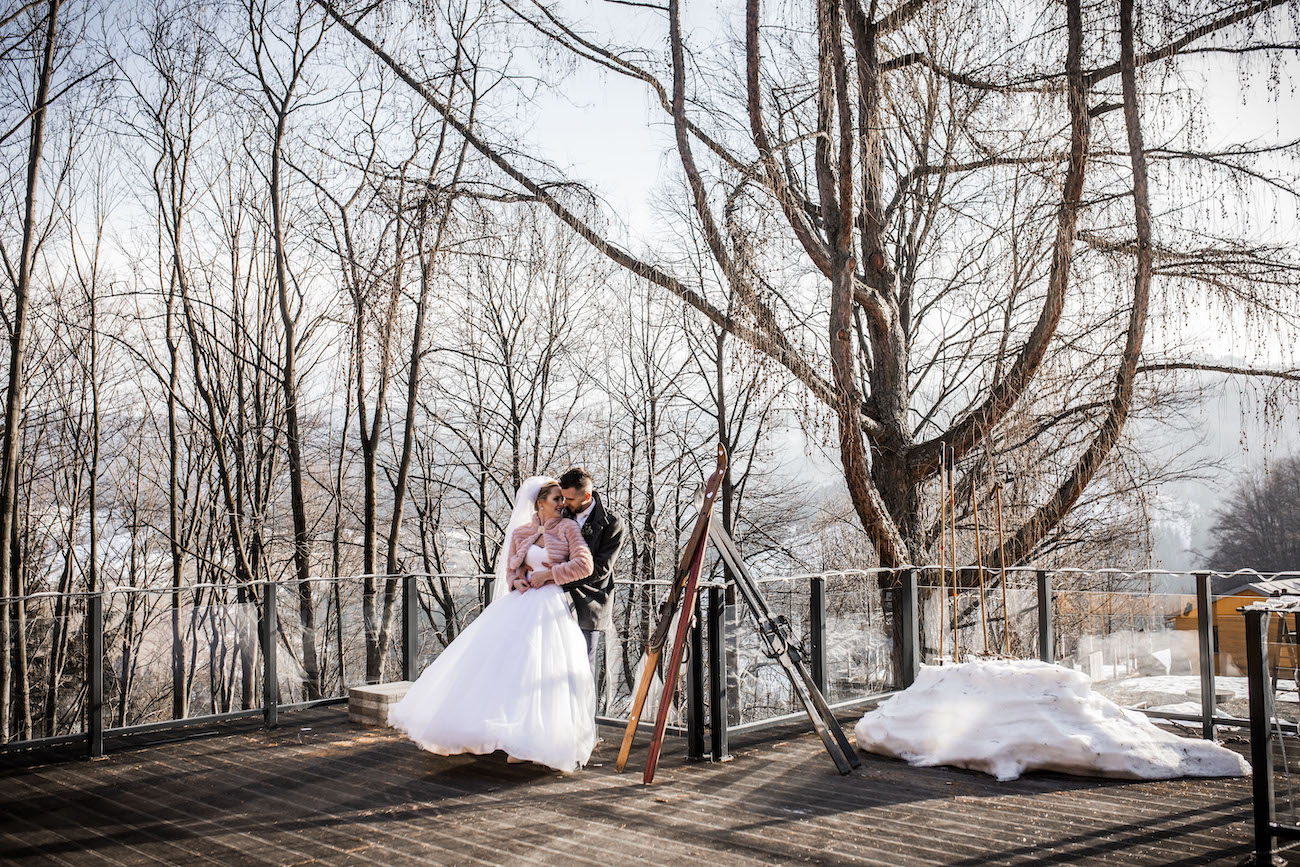 Nevěsta a ženich - svatba v Beskydech v zimě