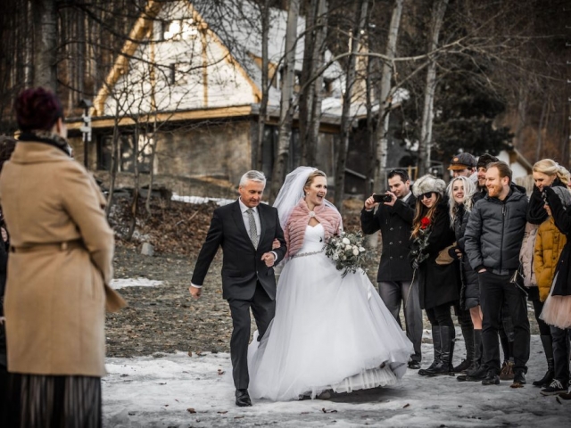 Svatba na louce v zimě - nevěsta - průvod