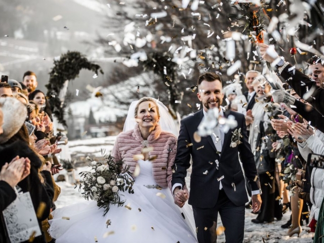 Svatební průvod - nevěsta se ženichem - svatba v zimě
