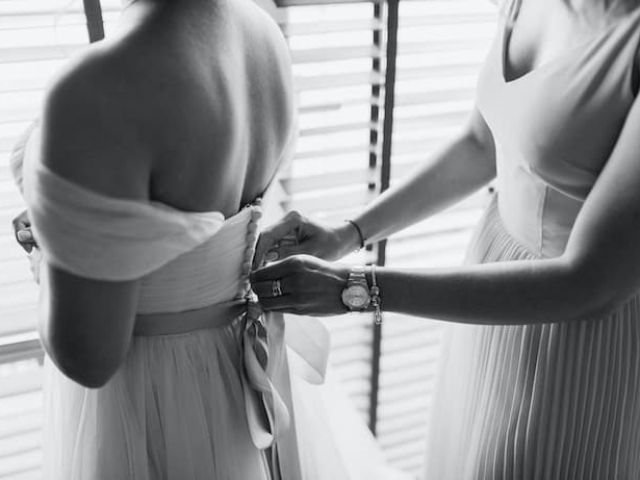 Svatební šaty se spadlými rukávy