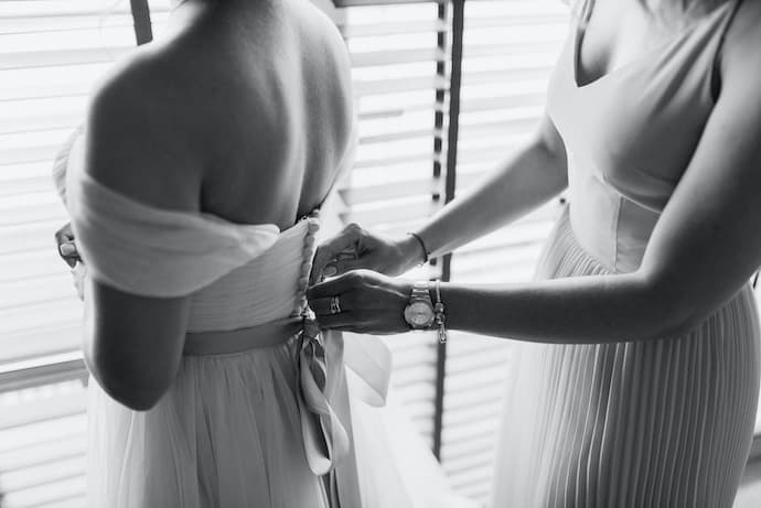 Svatební šaty se spadlými rukávy