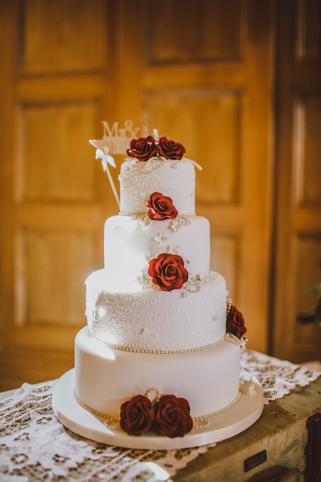 Decentní svatební dorty bílý s růžemi.