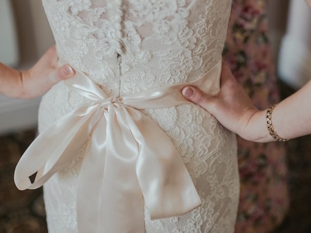 Svatební šaty s mašlí.