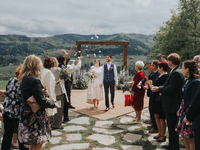 Jarní svatba na horách, svatební na louce Resortu Nová Polana