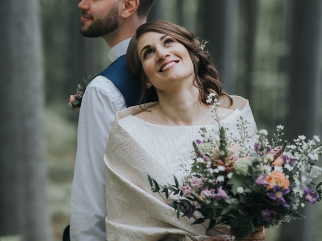 Nevěsta a ženich společné focení v lese.