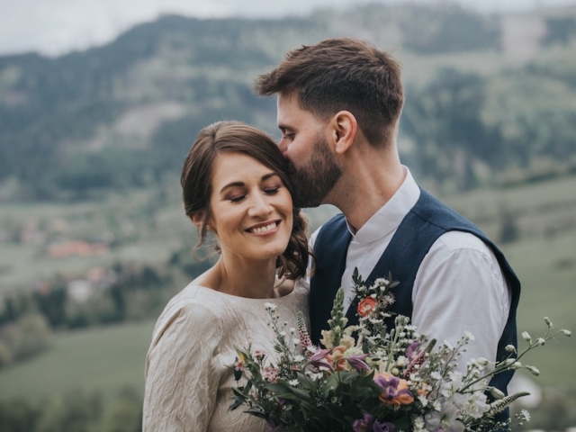 Novomanželé na svatební louce v Beskydech (Resort Nová Polana).