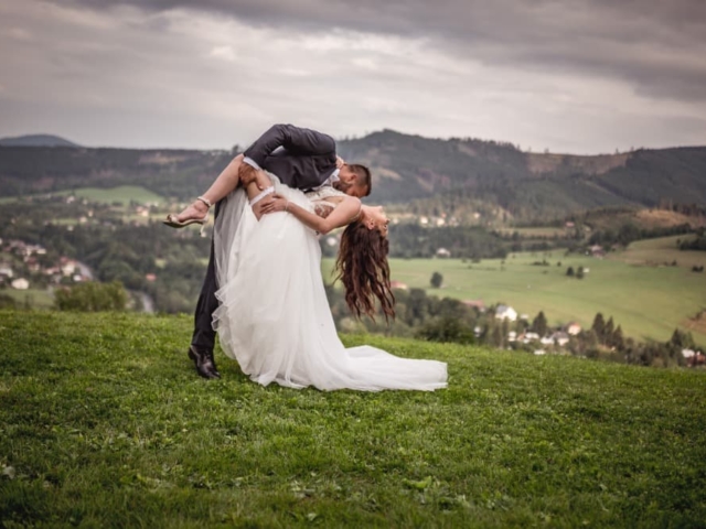 Svatba v Beskydech na louce s výhledem na hory - Resort Nová Polana