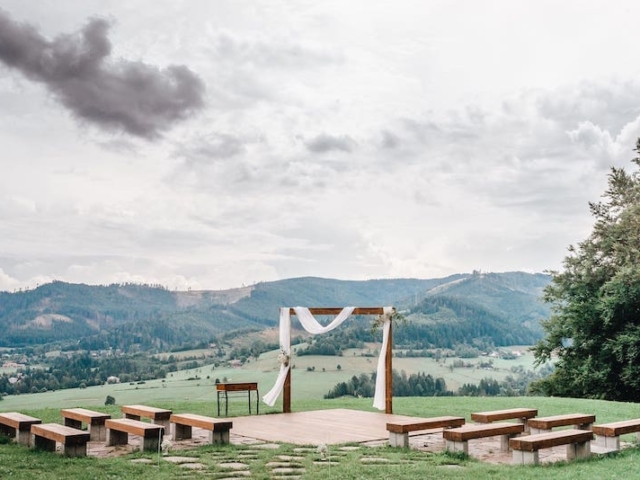 Jedním z krásných míst pro boho svatbu může být, také svatební palouček našeho resortu, který leží v srdci Beskyd